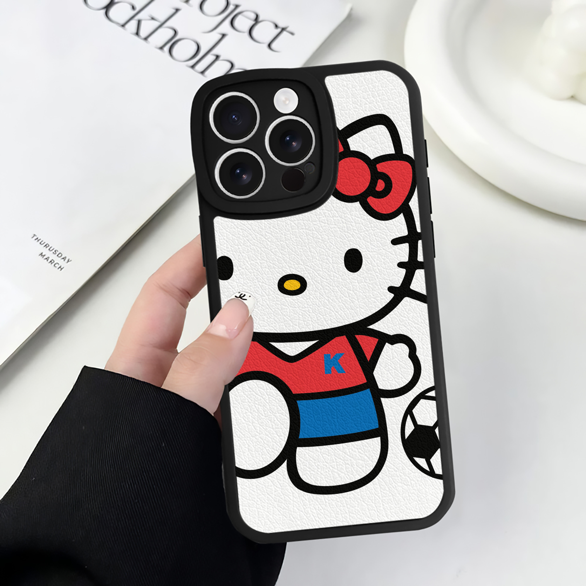 （画像用） Hello Kitty ハローキティ 【iPhone 16シリーズ対応】シリコンスマホケース（レザー調） 材質：シリコン